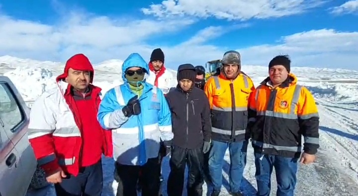 جاده اهر-کلیبر-هوراند بازگشایی شد/نجات ۷۰ مسافر گرفتار در کولاک شدید برف در اهر
