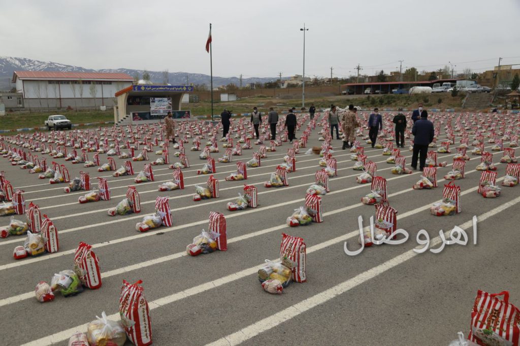 گزارش تصویری از: توزیع ۱۰۰۰ بسته معیشتی و کمک مومنانه توسط سپاه و بسیج در اهر