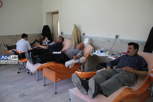 گزارش تصویری از خون گیری از داوطلبین توسط هلال احمر